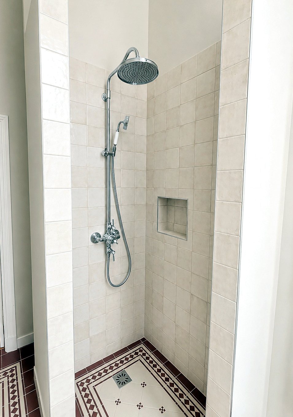 Dusche mit Wandfliesen und eingefliester Nische